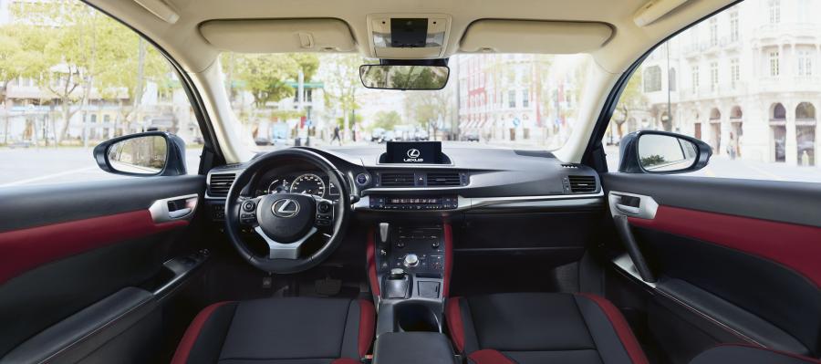 Торпедо Lexus CT200h Hybrid Special Edition Sport 2018 года  (фото 5 из 7)